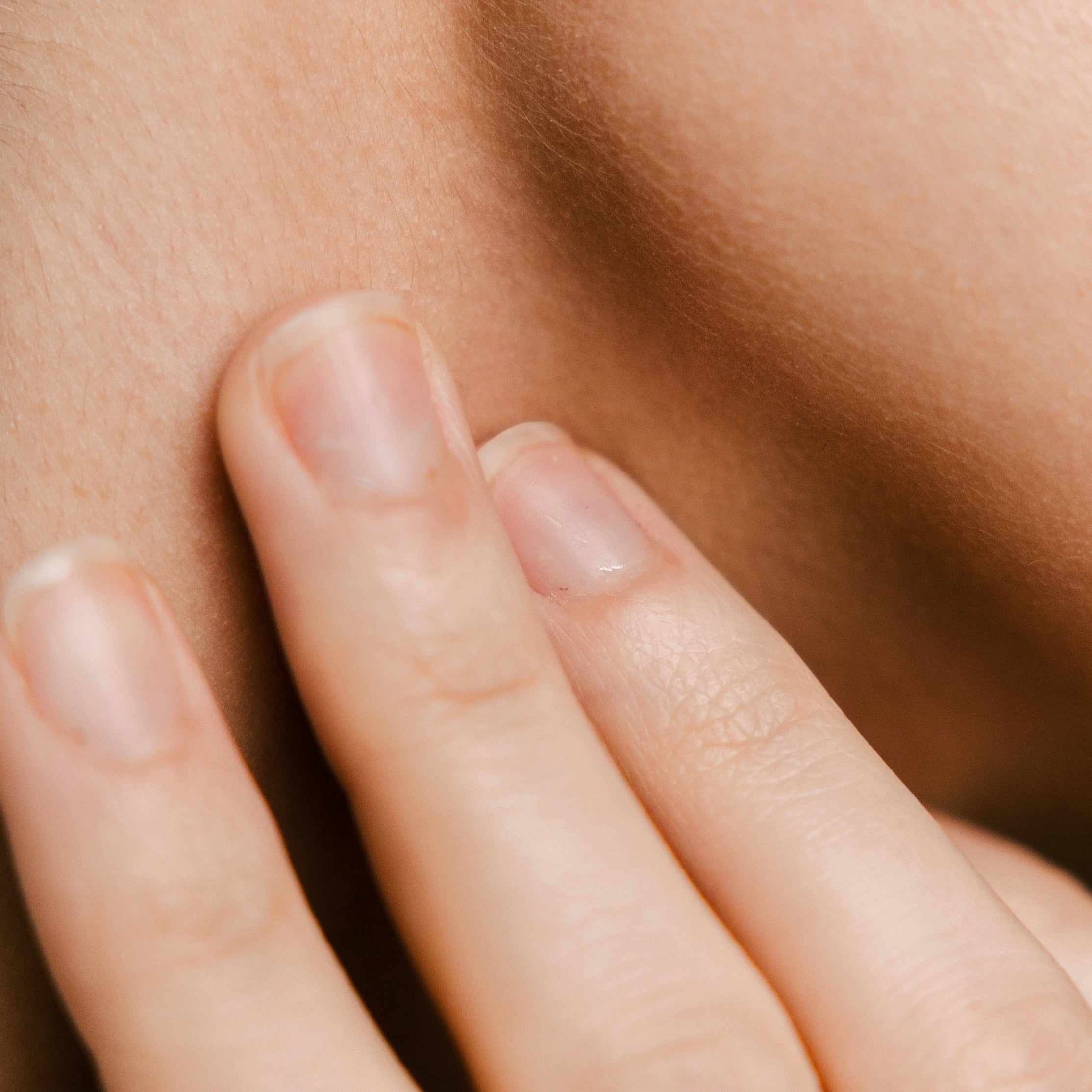 Längsrillen in den Fingernägeln und warum die Schilddrüse dahinter stecken kann.